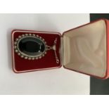 A BOXED STAMPED 925 BROOCH WITH A BLACKSTONE ON A CHAIN