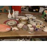 A GROUP OF CHINA TO INLUDE A SPODE VASE AND PAIR OF BUD VASES, VARIOUS PLATES TO INCLUDE SPODE AND