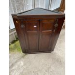 AN 18TH CENTURY OAK CORNER CUPBOARD WITH TWO PANELLED DOORS, 31" WIDE