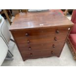 A 19TH CENTURY MAHOGANY CHEST COMMODE WITH FOUR SHAM DRAWERS AND ORIGINAL PEWTER CHAMBER POT