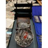 A WOODEN BOX AND TIN CONTAINING WHITE METAL COSTUME JEWELLERY AND A BLACK VELVET JEWELLERY STAND