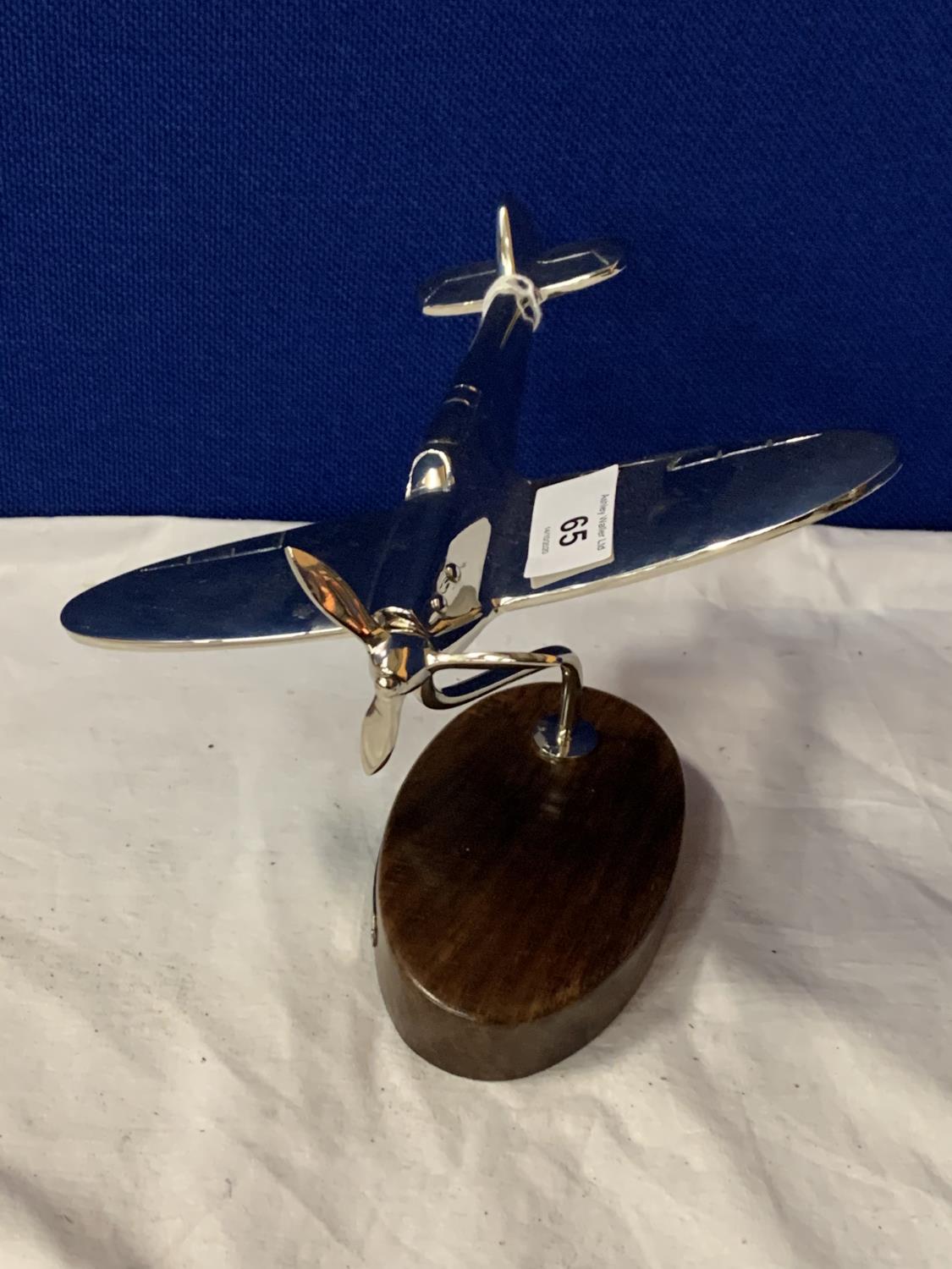 A CHROME MODEL OF A SPITFIRE ON A WOODEN BASE - Bild 3 aus 3