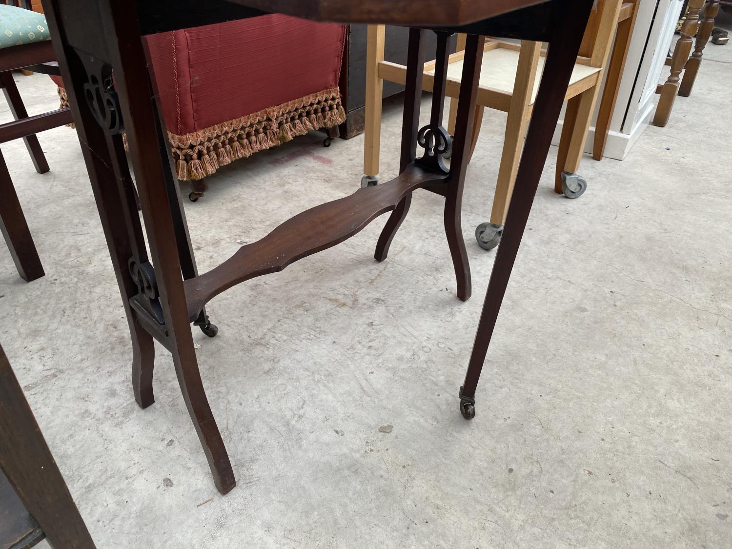 A 19TH CENTURY MAHOGANY AND INLAID SUTHERLAND TABLE WITH CANTED CORNERS - Bild 3 aus 4