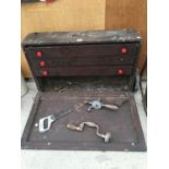 A VINTAGE JOINERS TOOL CHEST WTIH THREE INNER DRAWERS AND CONTENTS OF TOOLS