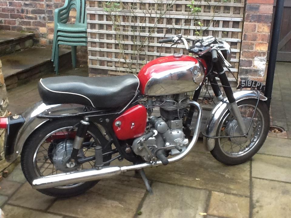 A 1962 ROYAL ENFIELD 350 CC BULLET . THE BIKE WAS MANUFACTURED AT REDITCH, ENGLAND AND SOLD BY - Image 11 of 25