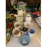 AN ASSORTMENT OF CERAMIC WARE TO INCLUDE A THATCH COTTAGE JUG AND A PAIR OF MUGS