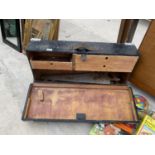 A VINTAGE JOINERS CHEST CONTAINING VARIOUS TOOLS