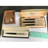 A CASED SET OF PARKER PENS TO INCLUDE A FOUNTAIN PEN, BIRO AND PENCIL WITH SPARE LEADS, A BOXED