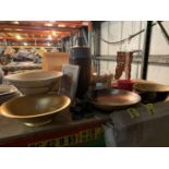 AN ASSORTMENT OF DECORATIVE DISPLAY WARE TO INCLUDE A LARGE VASE AND VARIOUS BOWLS