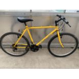 A STARLIFTER YELLOW MEN'S MOUNTAIN BIKE, 15 SHIMANO GEARS