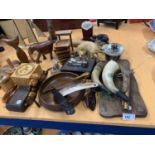 AN ECLECTIC ASSORTMENT OF TREEN, HORN AND CERAMIC WARE TO INCLUDE A BOAT ETC