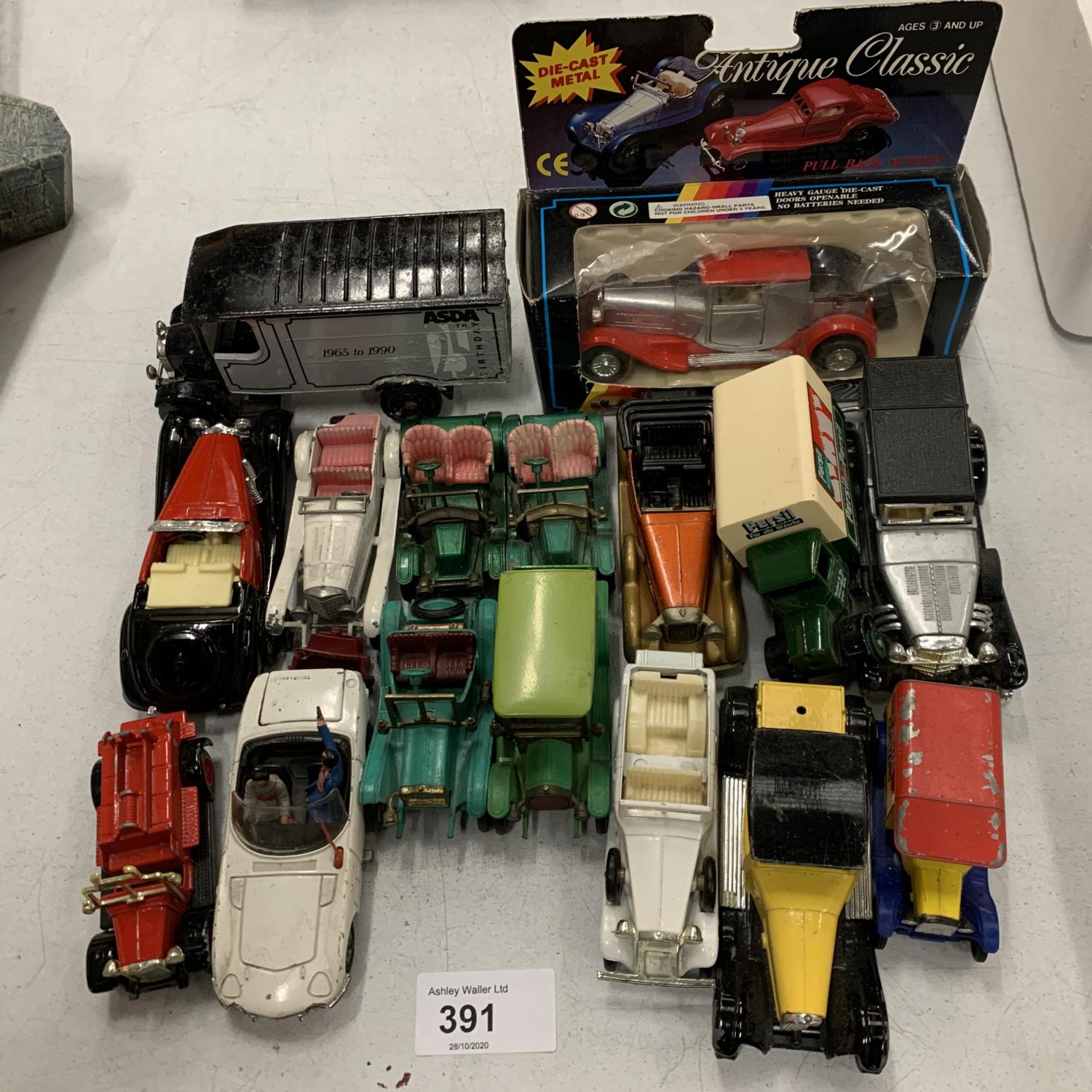 A GROUP OF DIE CAST MODEL VINTAGE CARS SOME FOR SPARES