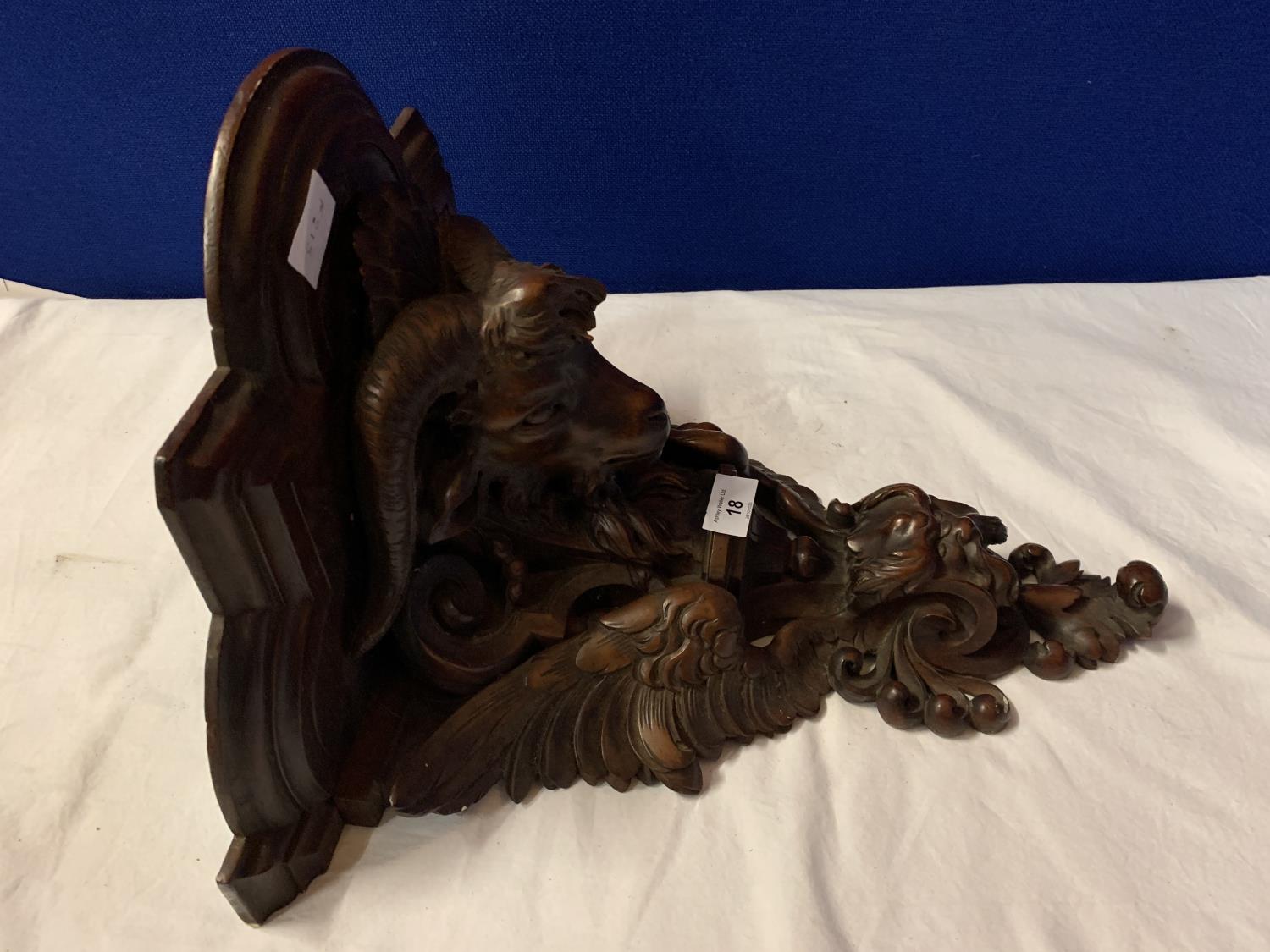 A CARVED WOODEN WALL SCONCE DEPICTING A RAM'S HEAD AND EAGLE WINGS (A/F TO SIDE) - Image 3 of 4