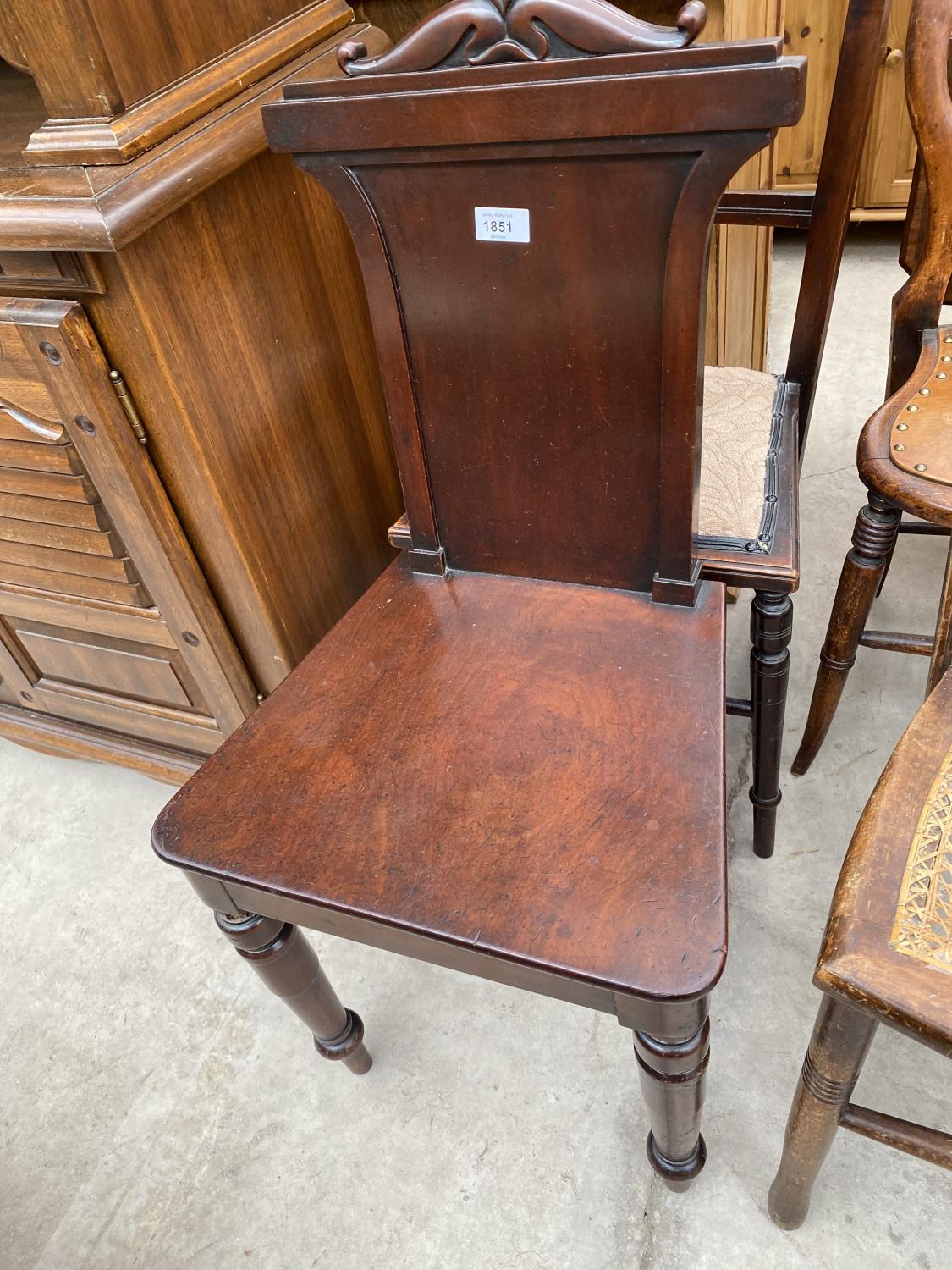 A SINGLE VICTORIAN MAHOGANY HALL CHAIR, FOUR BEDROOM CHAIRS AND A LLOYD LOOM OTTOMAN - Image 2 of 6