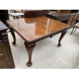 AN EDWARDIAN MAHOGANY WIND-OUT DINING TABLE ON CABRIOLE LEGS, 48x41", COMPLETE WITH WINDER