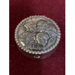 A SMALL ROUND SILVER HINGED VINTAGE PILL BOX