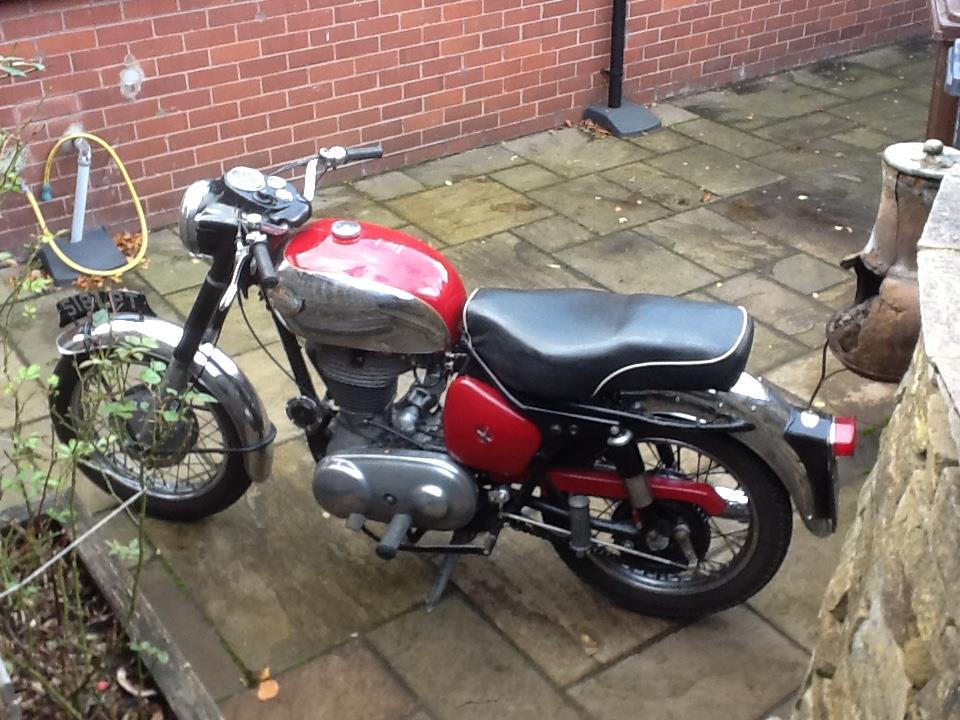 A 1962 ROYAL ENFIELD 350 CC BULLET . THE BIKE WAS MANUFACTURED AT REDITCH, ENGLAND AND SOLD BY - Image 12 of 25