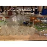 A LARGE ASSORTMENT OF VARIOUS GLASS WARE TO INCLUDE A GREEN BOWL AND TWO PUNCH BOWLS