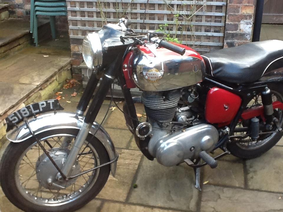 A 1962 ROYAL ENFIELD 350 CC BULLET . THE BIKE WAS MANUFACTURED AT REDITCH, ENGLAND AND SOLD BY - Image 6 of 25