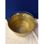 A LARGE HEAVY BRASS JAM PAN