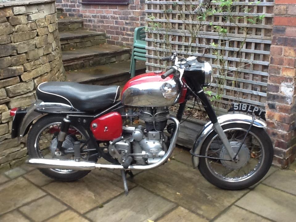 A 1962 ROYAL ENFIELD 350 CC BULLET . THE BIKE WAS MANUFACTURED AT REDITCH, ENGLAND AND SOLD BY - Image 7 of 25