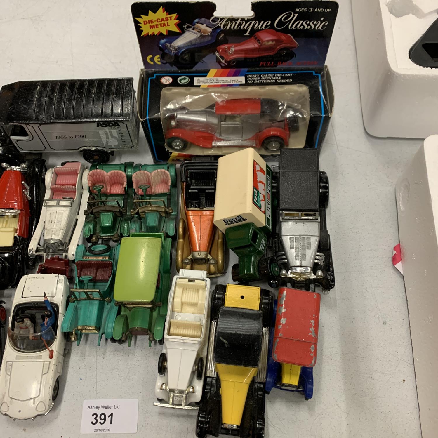 A GROUP OF DIE CAST MODEL VINTAGE CARS SOME FOR SPARES - Image 2 of 3