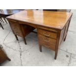 AN EARLY 20TH CENTURY OAK TWIN PEDESTAL DESKW ITH SIX DRAWERS WITH BRASS HANDLES, COMPLETE WITH