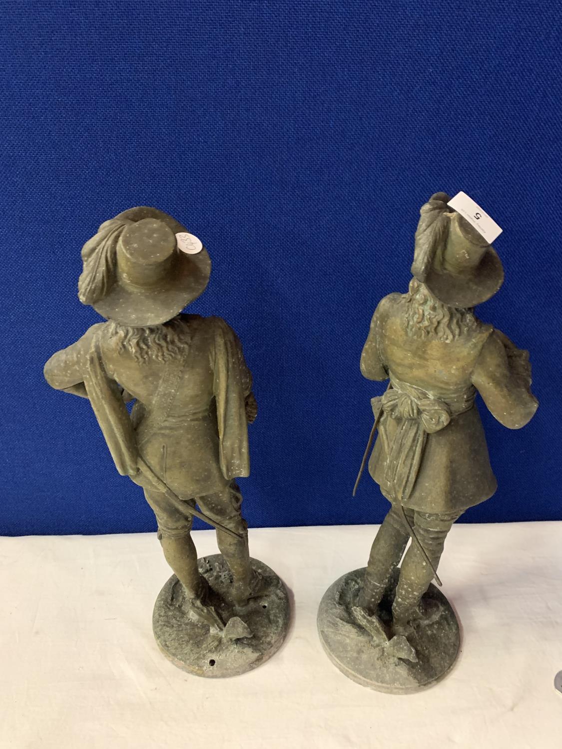 A PAIR OF SPELTER CAVALIER STYLE GENTLEMEN OFFICERS - Image 4 of 4