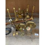 A LARGE QUANTITY OF BRASS ITEMS TO INCLUDE SEVERAL CANDLE STICK HOLDERS, BRASS KETTLE, AN ORNATE