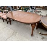 AN EDWARDIAN MAHOGANY WIND-OUT DINING TABLE ON CABRIOLE LEGS, 72x41" INCLUDING EXTRA LEAF