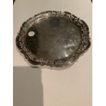 A MAPPIN AND WEBB HALLMARKED LONDON 1905 SILVER CALLING CARD TRAY - DIAMETER 20.5 CM