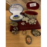 AN ASSORTMENT OF COSTUME JEWELLERY TO INCLUDE A SILVER PLATE HINGED BOX ETC