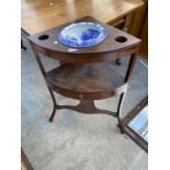 A GEORGE III MAHOGANY CORNER WASH STTAND COMPLETEWITH BLUE AND WHITE WASH BOWL (LACKING PLUG)