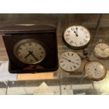 A LEATHER CASED VINTAGE TRAVEL CLOCK AND FURTHER POCKET WATCHES AND MOVEMENTS