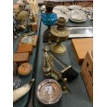 A QUANTITY OF BRASS WARE TO INCLUDE TWO OIL LAMPS