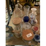 AN ECLECTIC ASSORTMENT OF GLASSWARE AND CERAMICS TO INCLUDE A SMALL WEDGWOOD VASE