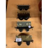 A COLLECTION OF MODEL TRAIN CARRIAGES TO INCLUDE A PULLMAN PASSANGER CARRIAGE ETC