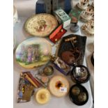 AN ECLECTIC SELECTION OF VINTAGE ITEMS TO INCLUDE A ROYAL DOULTON DECORATIVE PLATE, PAPERWEIGHTS AND
