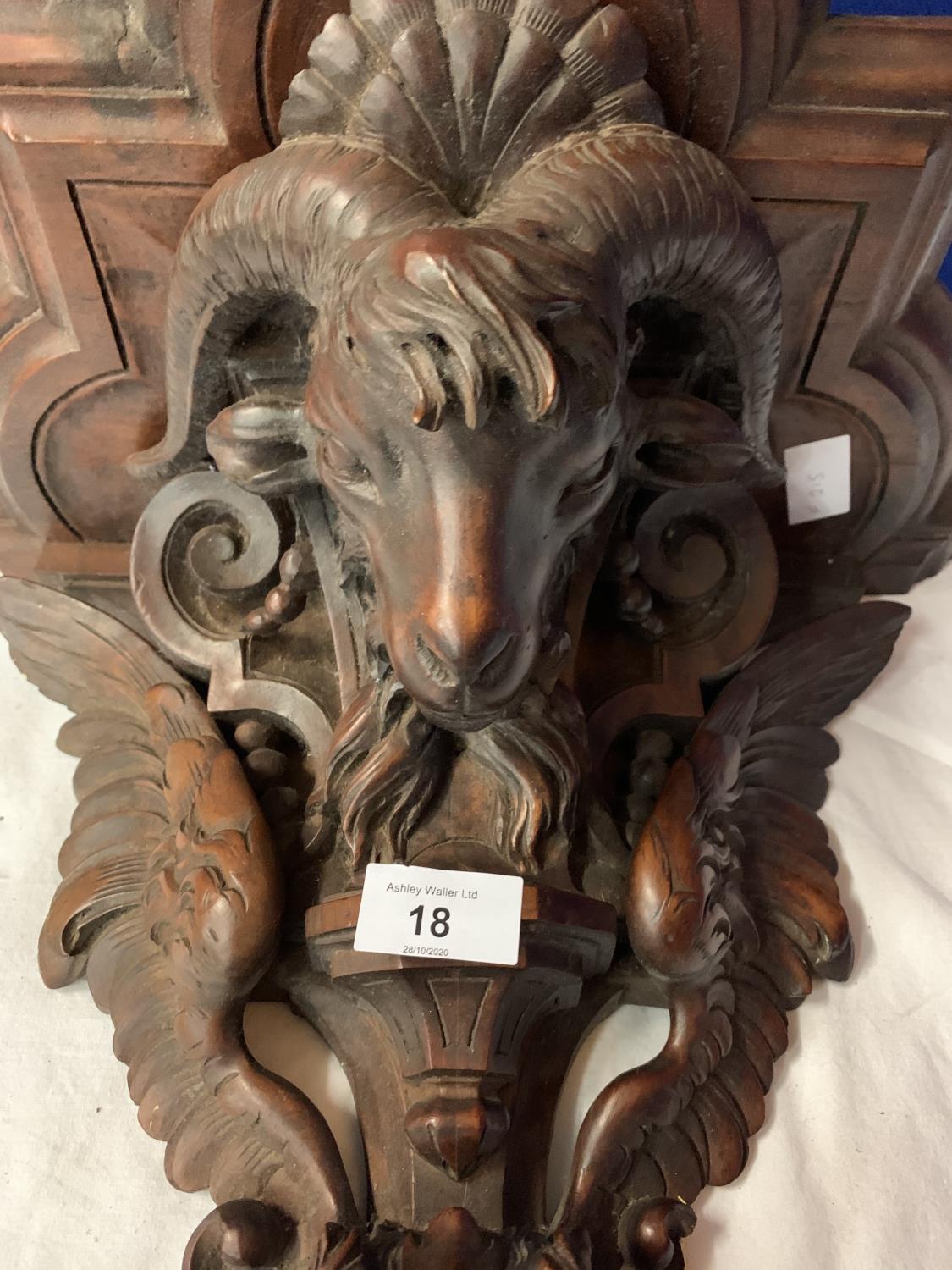 A CARVED WOODEN WALL SCONCE DEPICTING A RAM'S HEAD AND EAGLE WINGS (A/F TO SIDE) - Image 2 of 4