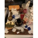 AN ECLECTIC ASSORTMENT OF GLASS WARE AND CERAMICS TO INCLUDE A ROYAL DOULTON FIGURE OF A LADY AND