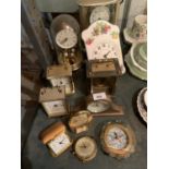 AN ASSORTMENT OF VARIOUS SIZED CLOCKS TO INCLUDE AN ANSTEY WILSON MANTEL CLOCK