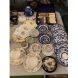 A COLLECTION OF CERAMIC KITCHEN WARE TO INCLUDE BLUE AND WHITE ROYAL DOULTON PLATES AND A CUTLERY