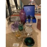 AN ASSORTMENT OF GLASSWARE TO INCLUDE STUART AND PHOENICIAN GLASS PAPERWEIGHTS, A BOXED PAIR OF DOVE