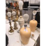 AN ASSORTMENT OF VINTAGE TABLE LAMPS BELIEVED TO BE IN WORKING ORDER BUT NO WARRANTY