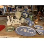 AN ASSORTMENT OF CERAMIC WARE TO INCLUDE BLUE AND WHITE WEDGWOOD ITEMS AND TABLE LAMPS