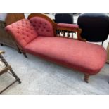 AN EDWARDIAN MAHOGANY CHAISE LONGUE ON TURNED LEGS