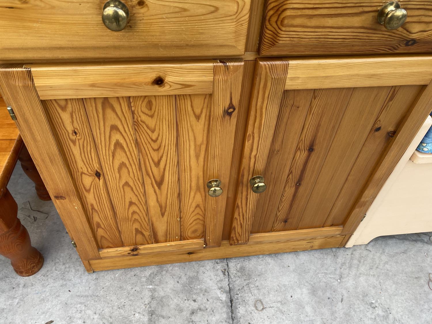 A MODERN PINE DRESSER COMPLETE WITH PLATE RACK, 31.5" WIDE - Image 4 of 4