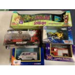 A SELECTION OF BOXED SCALE VEHICLES TO INCLUDE THE SCOOBY DOO DIE CAST METAL TRANSPORTER