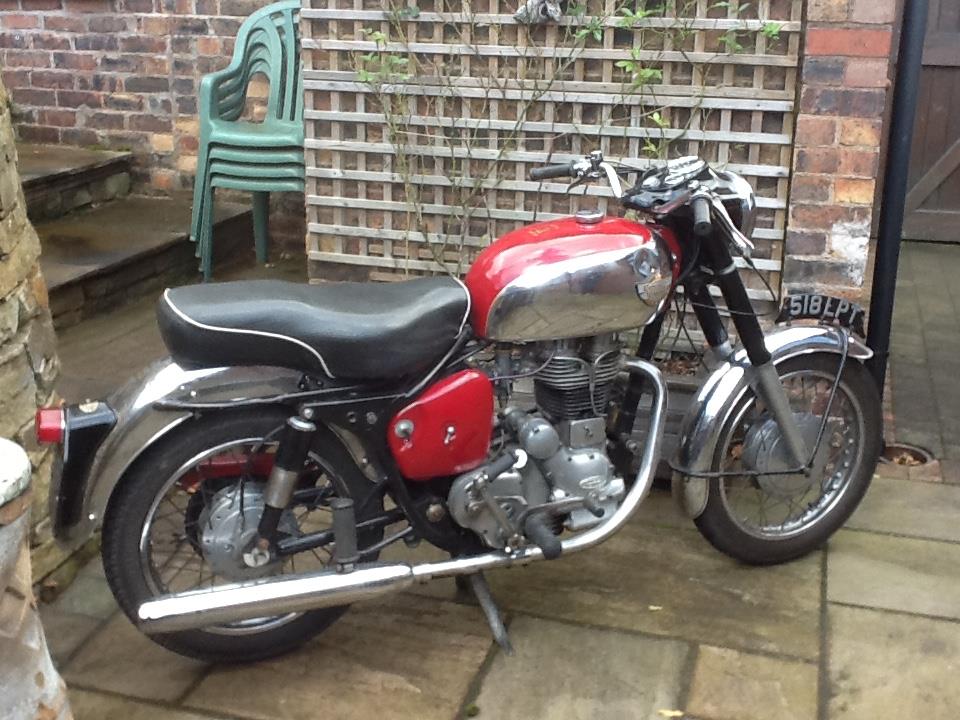 A 1962 ROYAL ENFIELD 350 CC BULLET . THE BIKE WAS MANUFACTURED AT REDITCH, ENGLAND AND SOLD BY - Image 8 of 25