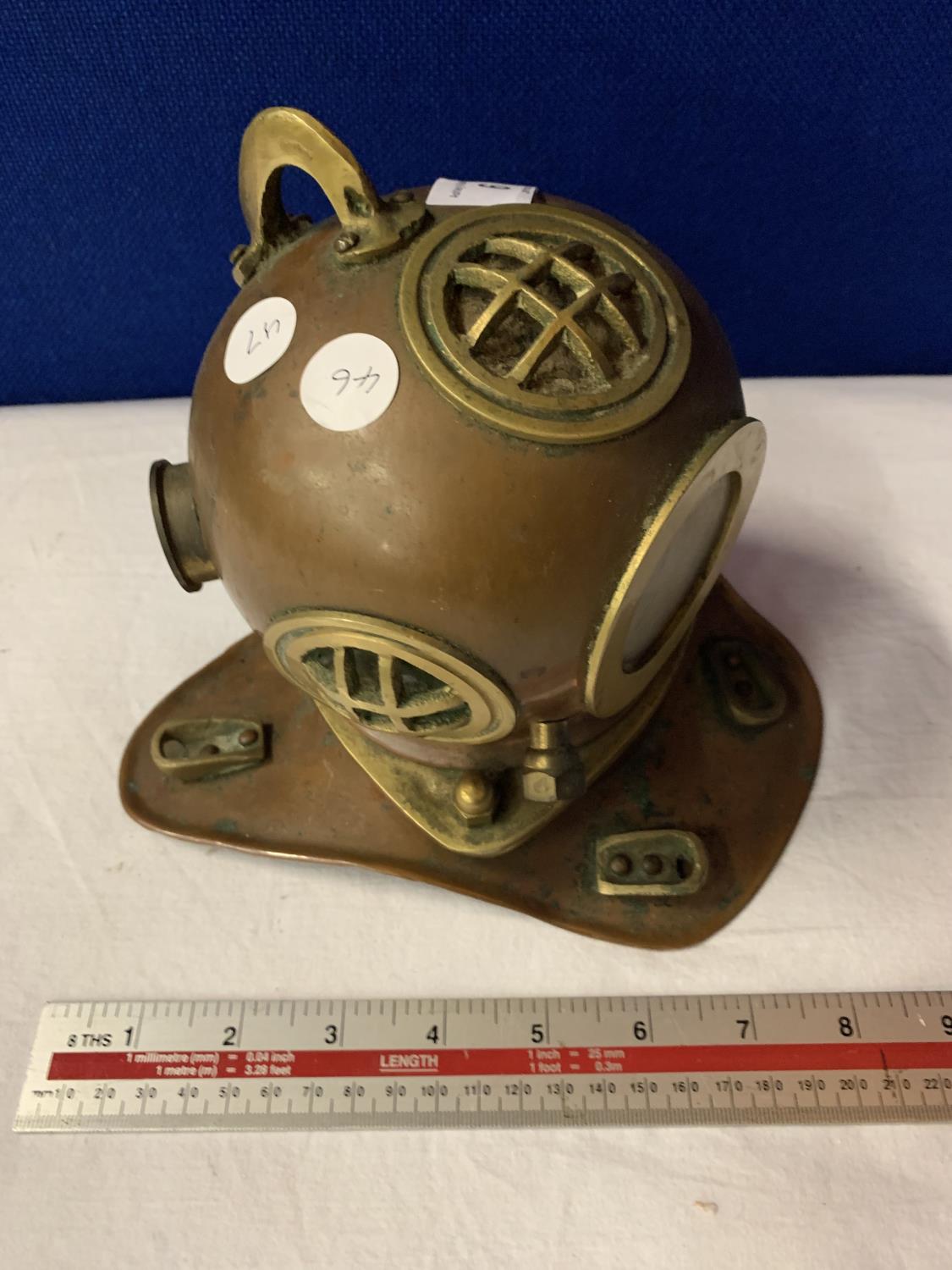 A BRASS AND COPPER VINTAGE STYLE DIVER'S HELMET ORNAMENT - Image 3 of 3